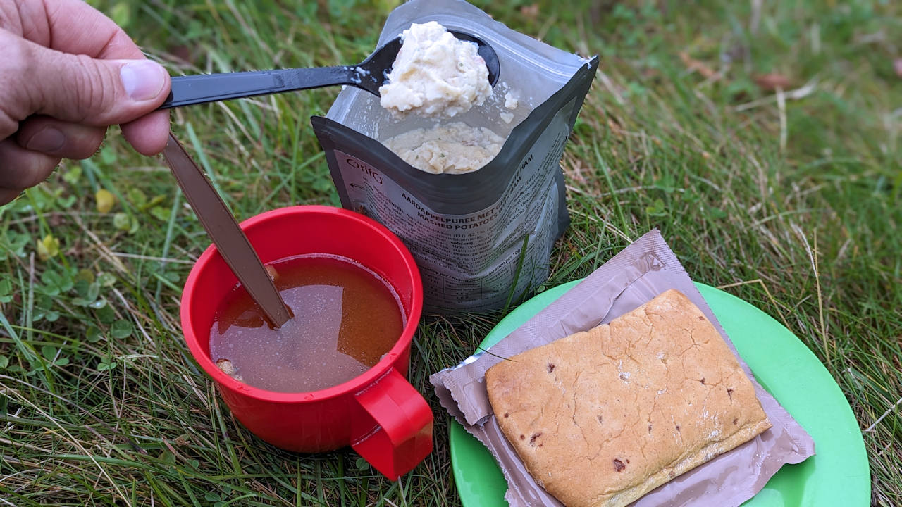 Eine Portion Kartoffelpüree, Zimtkuchen und Tomatensuppe aus einem niederländischen EPA