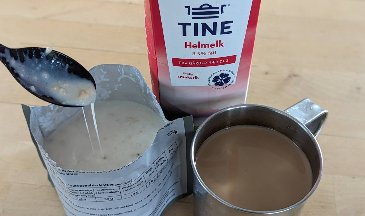 Portion Porridge und ein Becher Kaffee aus einem niederländischen EPA