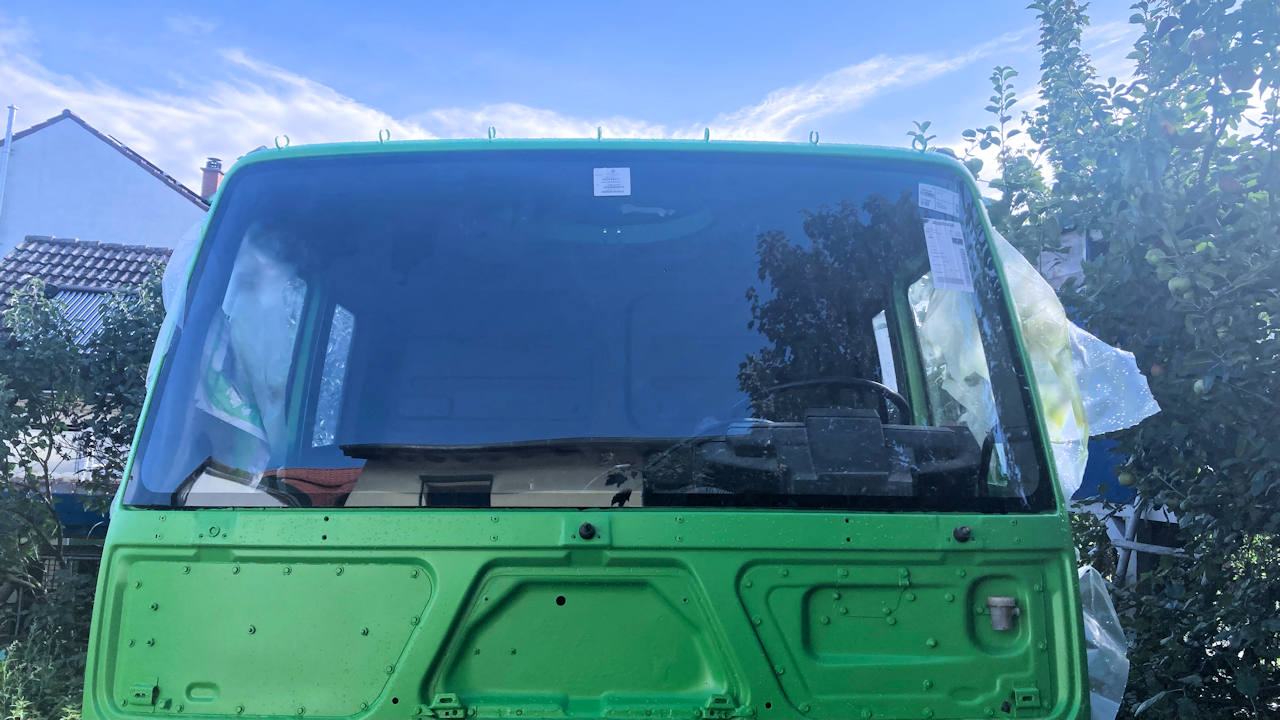 Frontansicht von einem hellgrün lackierten DAF T244 LKW mit geklebter Scheibe