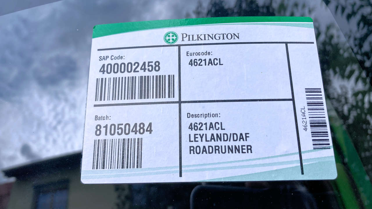 Sticker auf einer Scheibe von Pilkington vom Typ 4621ACL