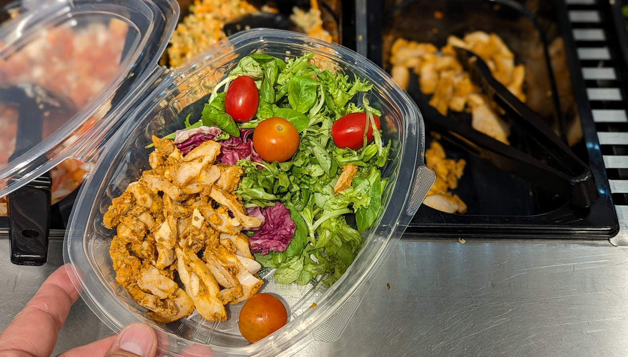 Eine Packung Salat mit Hühnchenfleisch