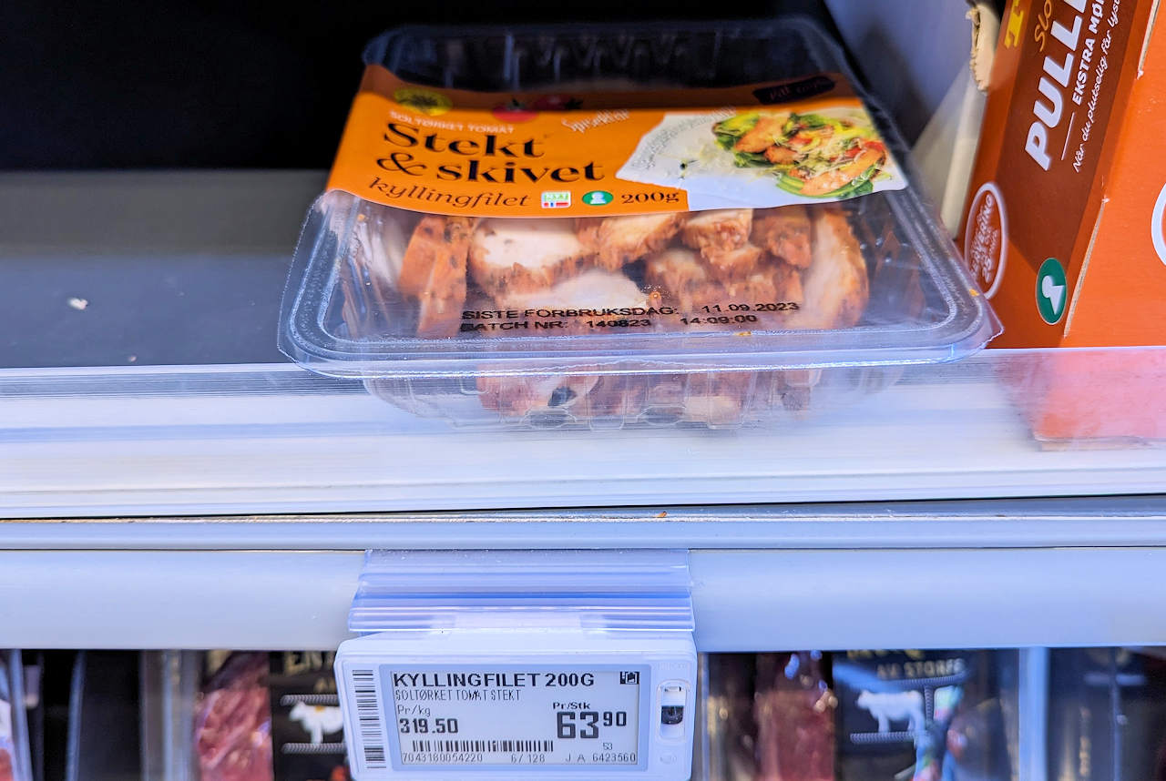 Packung Hühnchenfleisch in einem Supermarkt Regal 