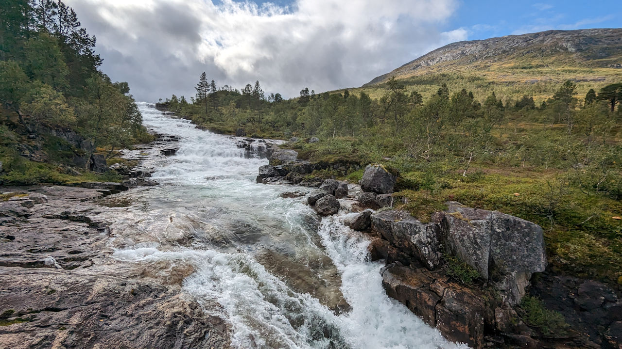 wild sprudelnder Bach in Norwegen