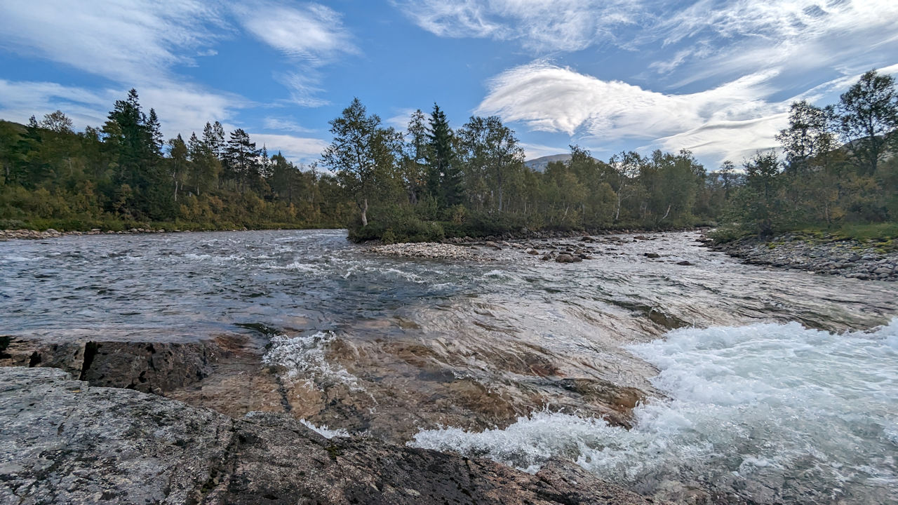 Breiter Bach in Norwegen bei tollem Wetter mit blauem Himmel