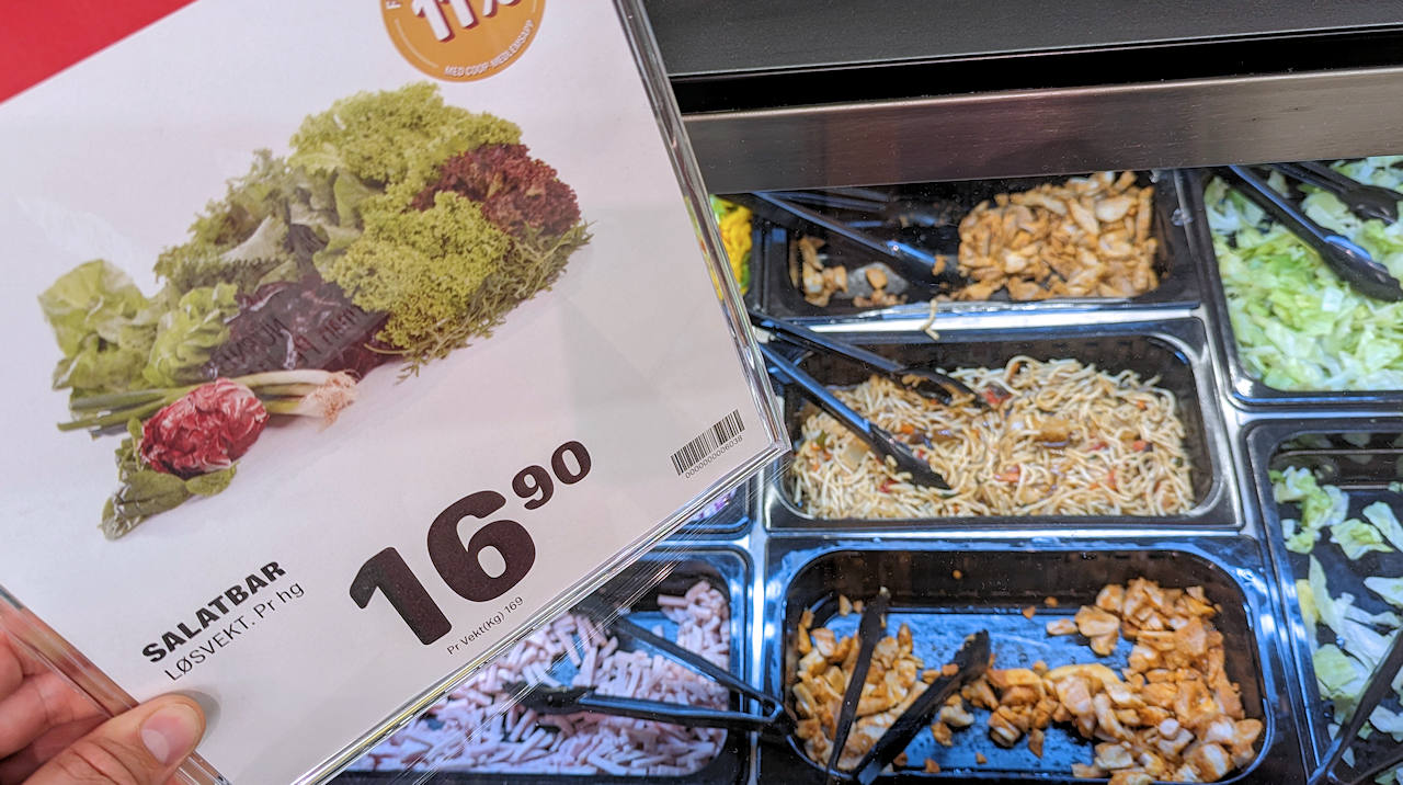 Salatbar mit Preisschild in Norwegen