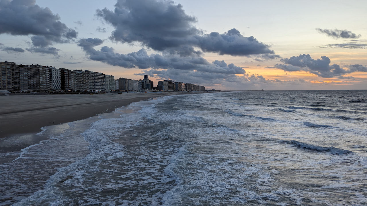 Strand mit Betonhäusern Blankenberge