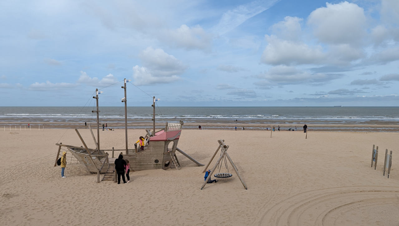 Piraten Spielburg als Schiff am Sandstrand von De Haan