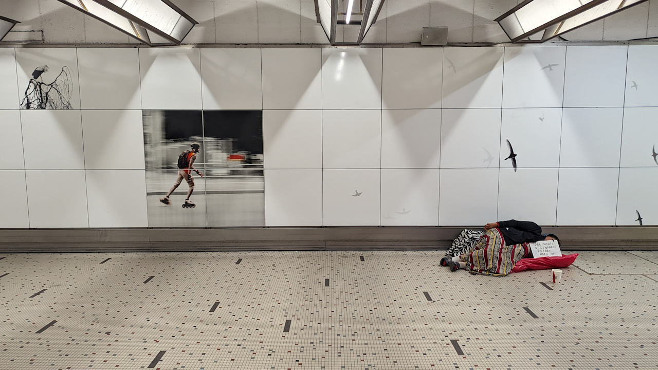 Bettlerin in der Metro Station Centralbahnhof in Brüssel