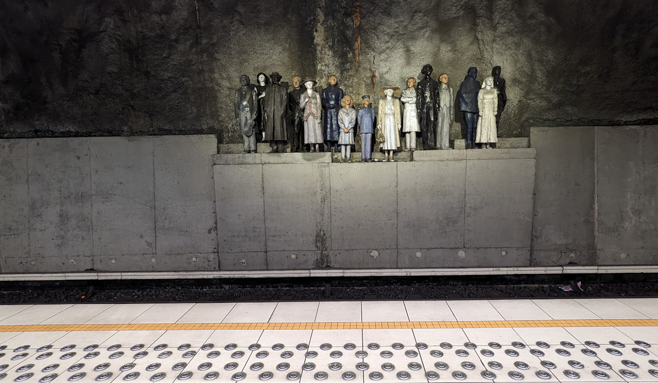 Statuen der Metro Station Stuyvenbergh in Brüssel