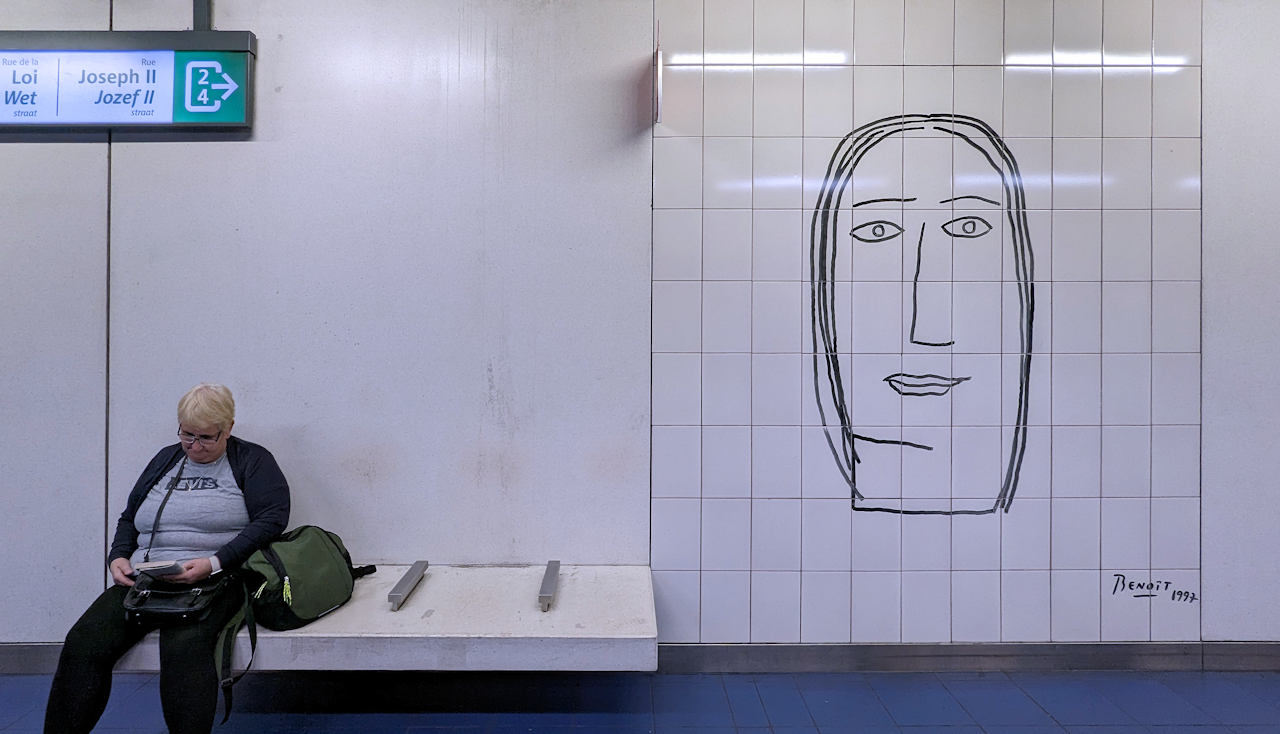Skizzenhaftes Gesicht als Wandbild der Metro Station Maelbeek in Brüssel