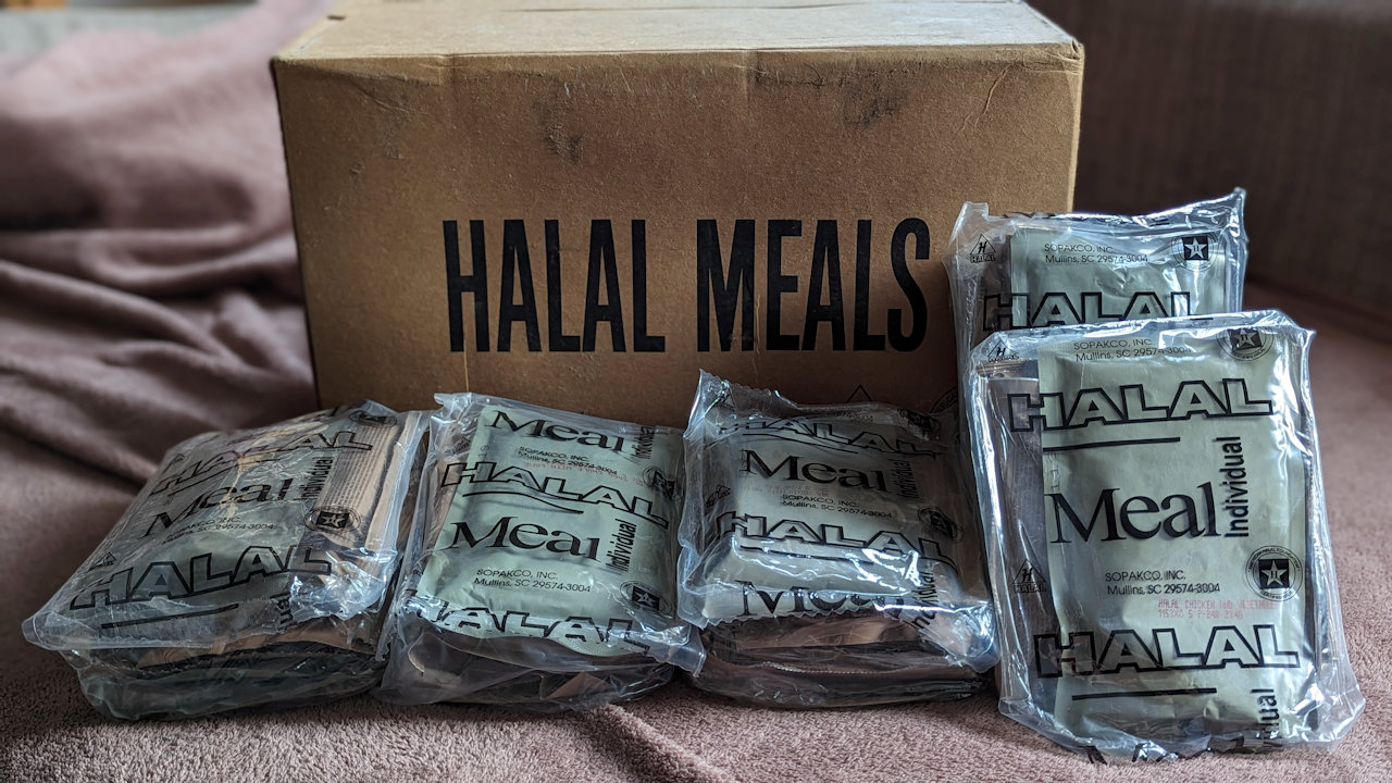 US Army Halal MRE Box geöffnet, mit 5 davor liegenden halal meals