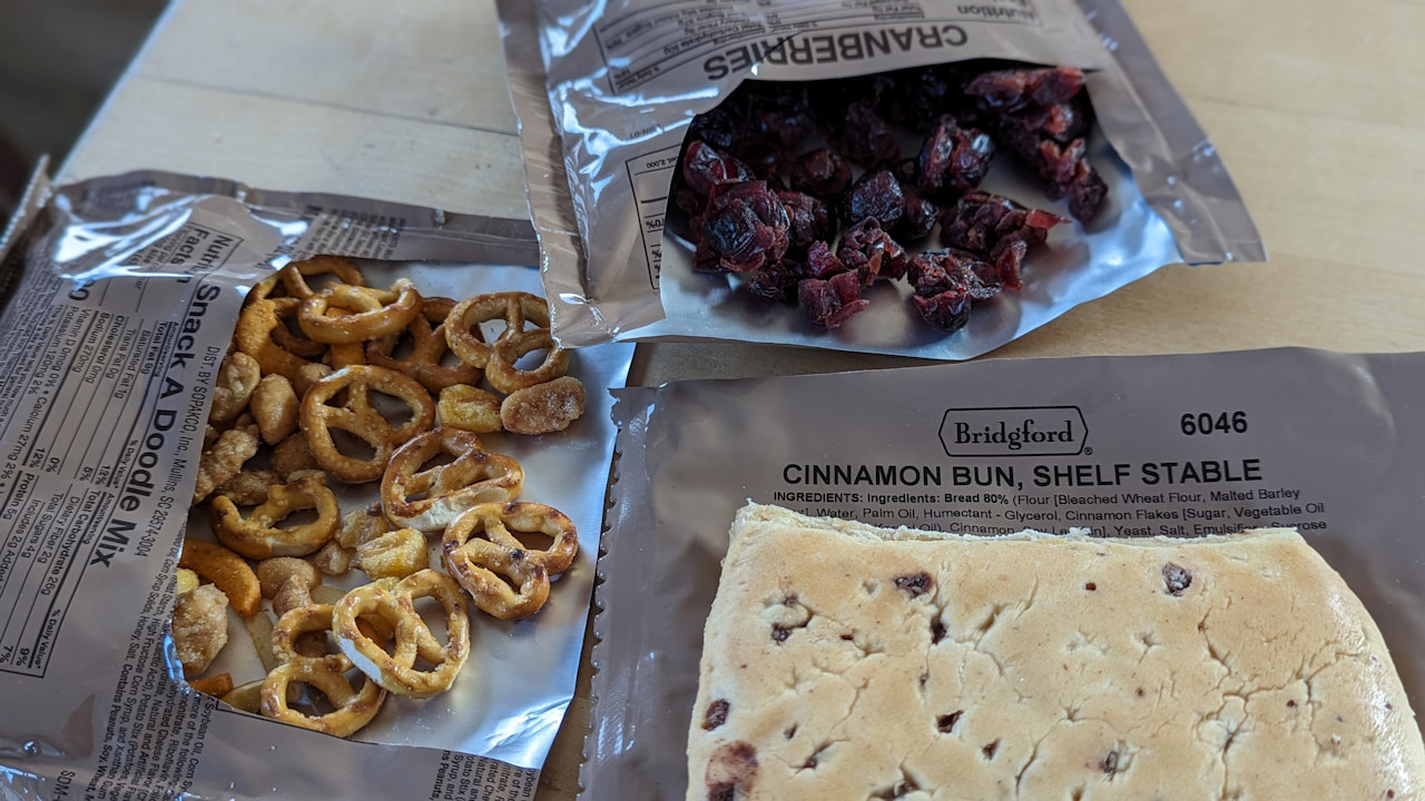 Snack a Doodle Mix, Cranberries und Zimtkuchen aus einem Halal MRE US Army