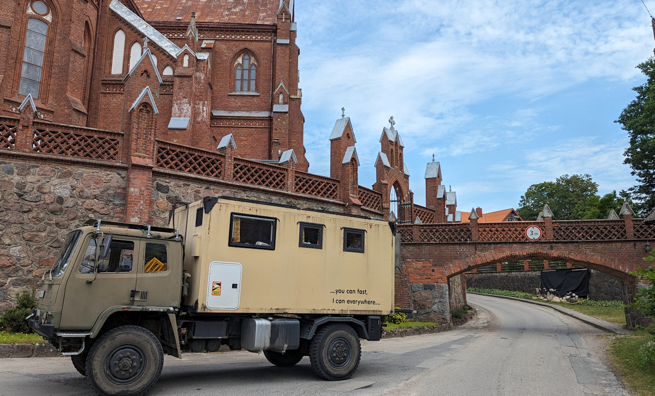 Ein LKW steht vor einer Brücke, die eine Durchfahrthöhe von 3,00 Meter hat