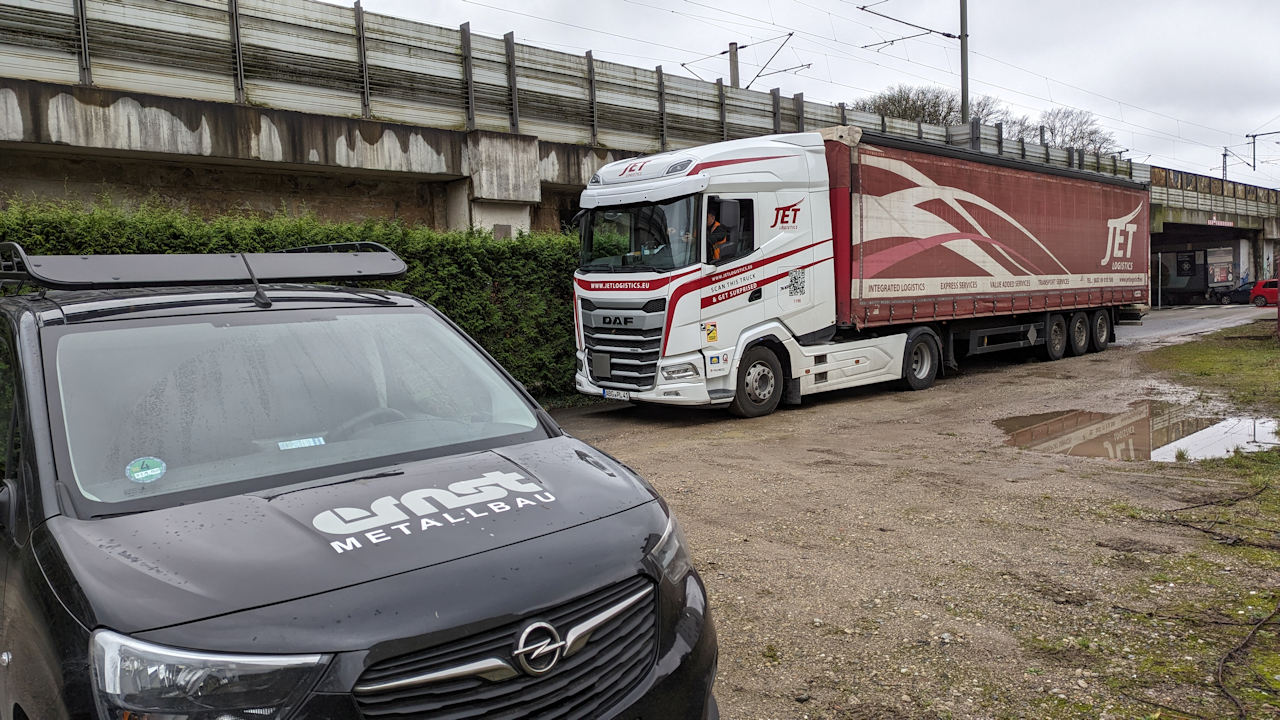 Ein LKW Trailer parkt auf einem Firmengelände