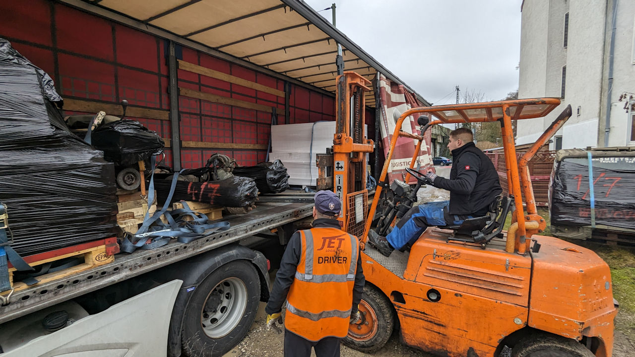 Ein Stapler entläd LKW Teile aus einem Trailer