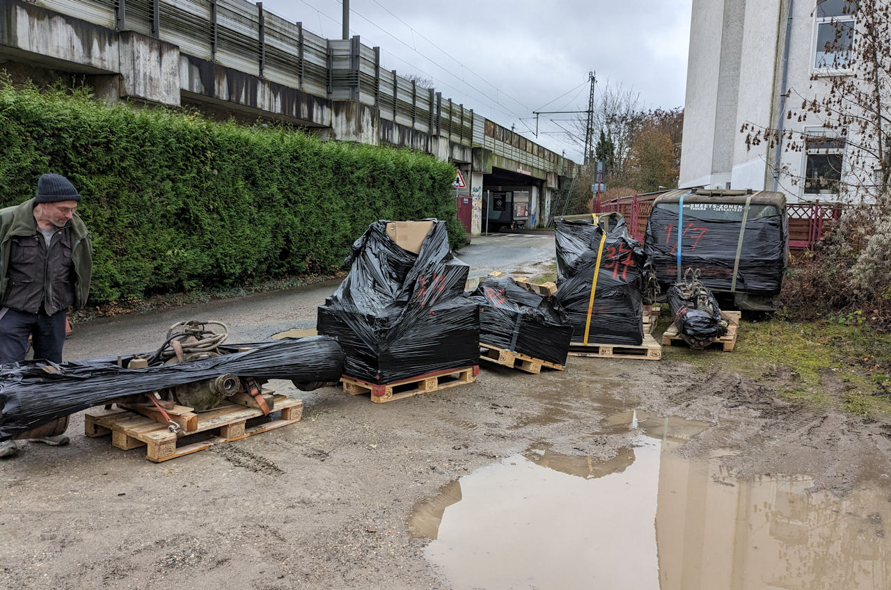 LKW Teile stehen auf einem matschigen Hof 