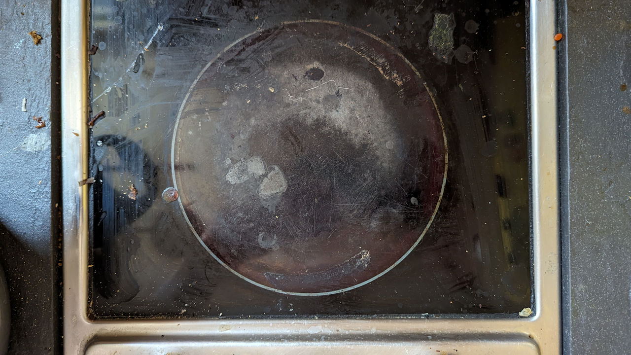 Abbildung von einer stark zerkratzten und oft benutzten Ceran Kochplatte 