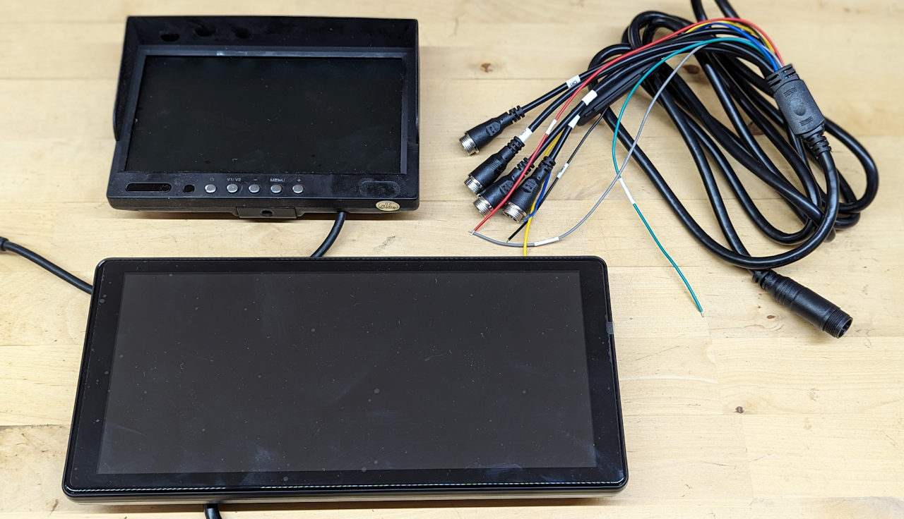 Bildschirm einer 10.36" Quadro Rückfahrkamera neben einem 6" Bildschirm