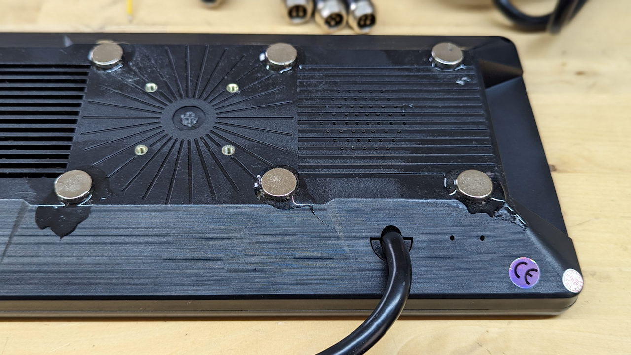 Sechs Magnete kleben auf einem schwarzen Kunststoff Gehäuse