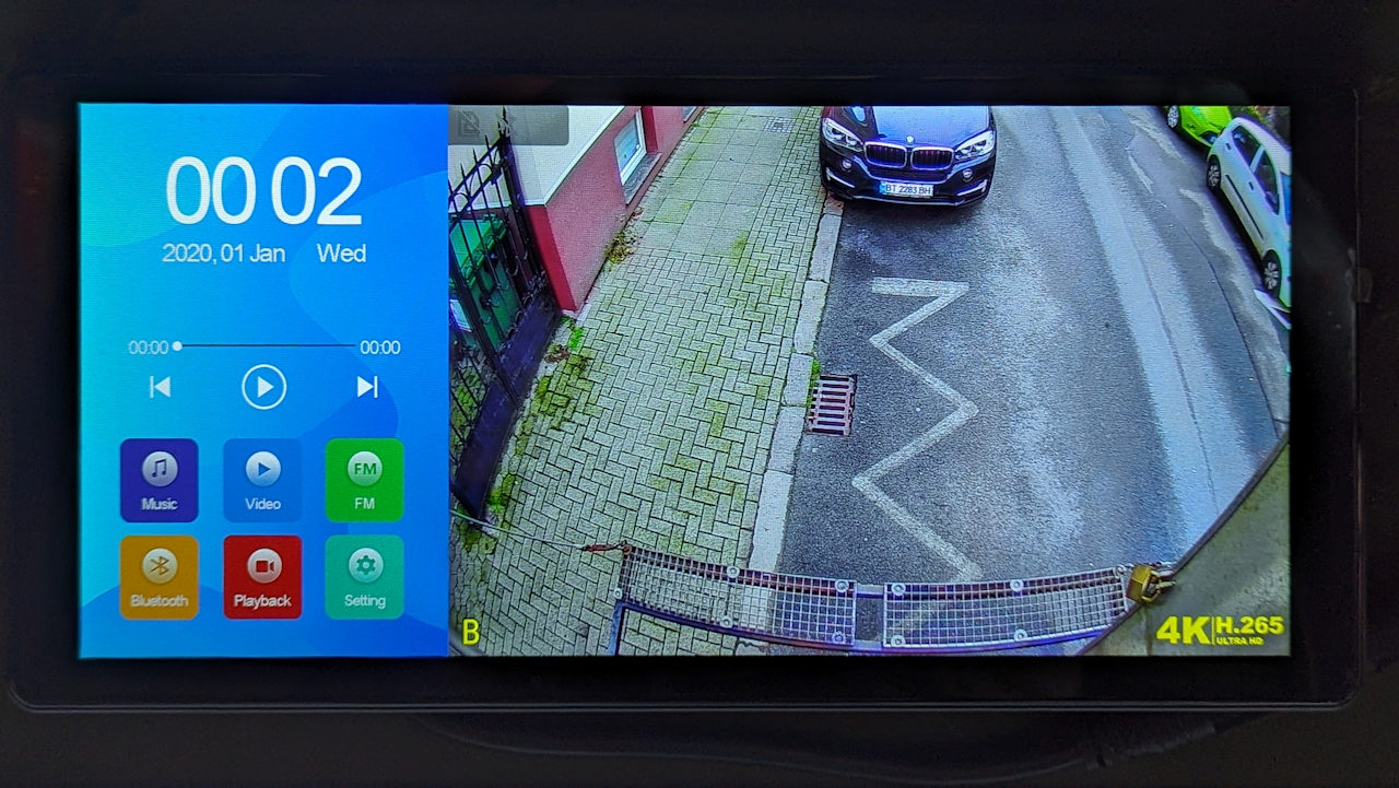 Bild einer Rückfahrkamera die auf eine Strasse mit Zick Zack Linie schaut 