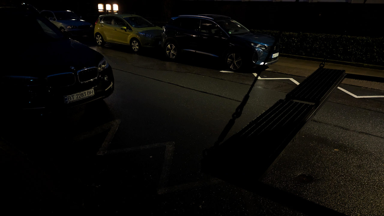 Nachtaufnahme einer Strasse mit einem Google Pixel 7 um die Möglichkeiten der Kamera bei schlechten Lichtverhältnissen zu demonstrieren 