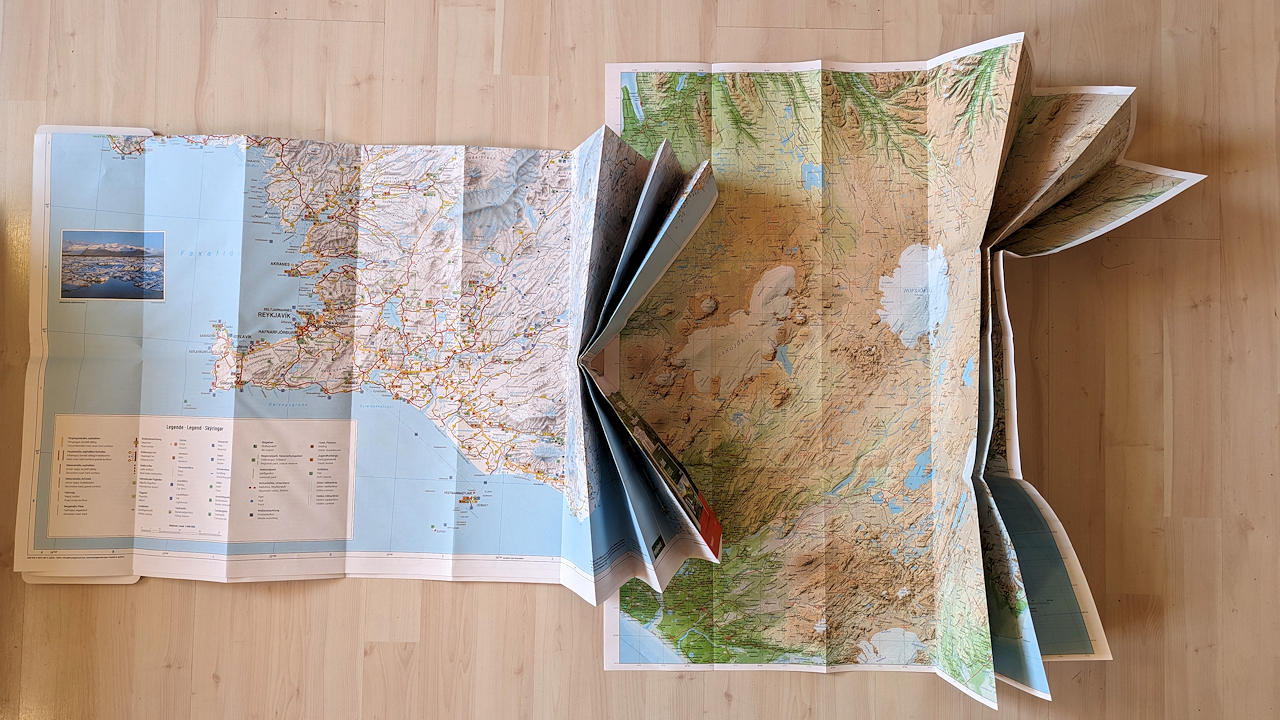 Zwei Island Karten im Grössenvergleich nebeneinander