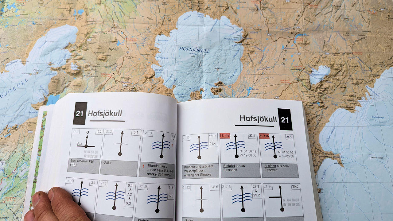 Ausschnitt aus einem Island Trackbook mit Island Landkarte im Hintergrund