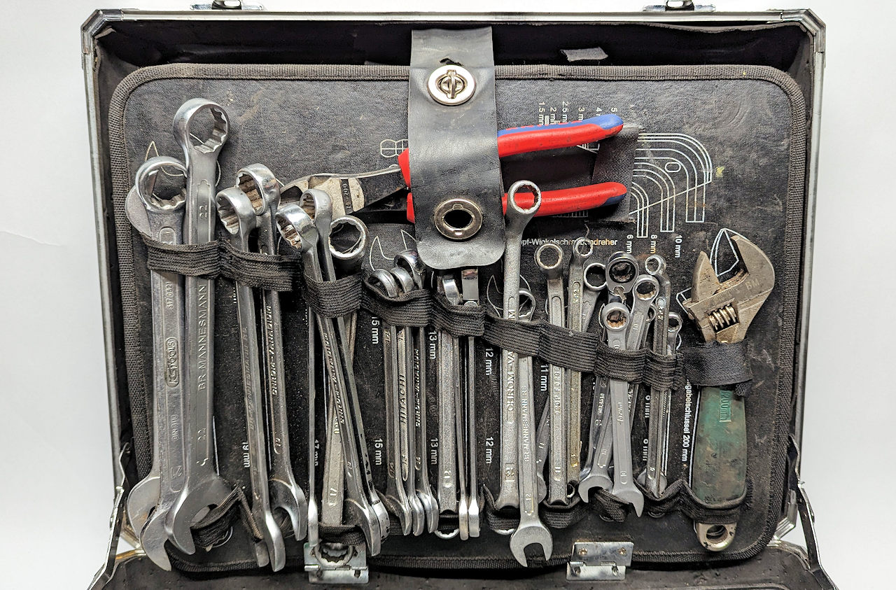 Abbildung von Inhalt eines oft benutzten und gebrauchten Werkzeug Koffers