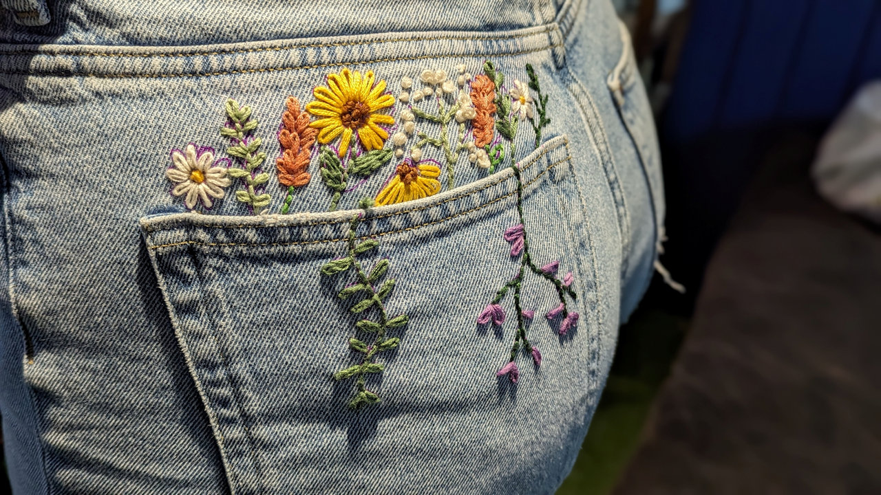 Mit Blumen bestickte Jeans Hose