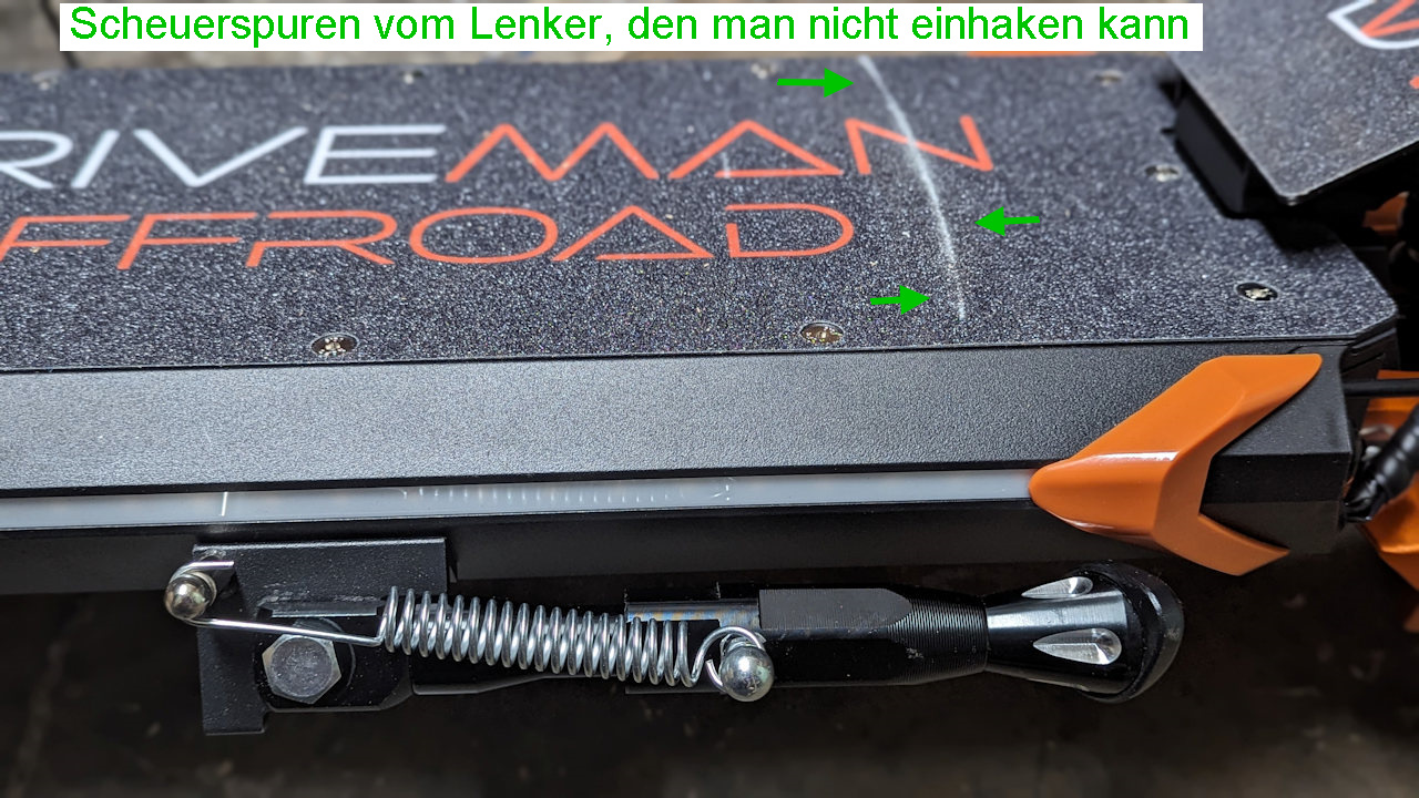 Abbildung von einem vollständig zusammengebauten und am Driveman 2.0 eRoller montierten Ständer. Das Bild zeigt zustätzlich Scheuerspuren auf der Trittfläche 