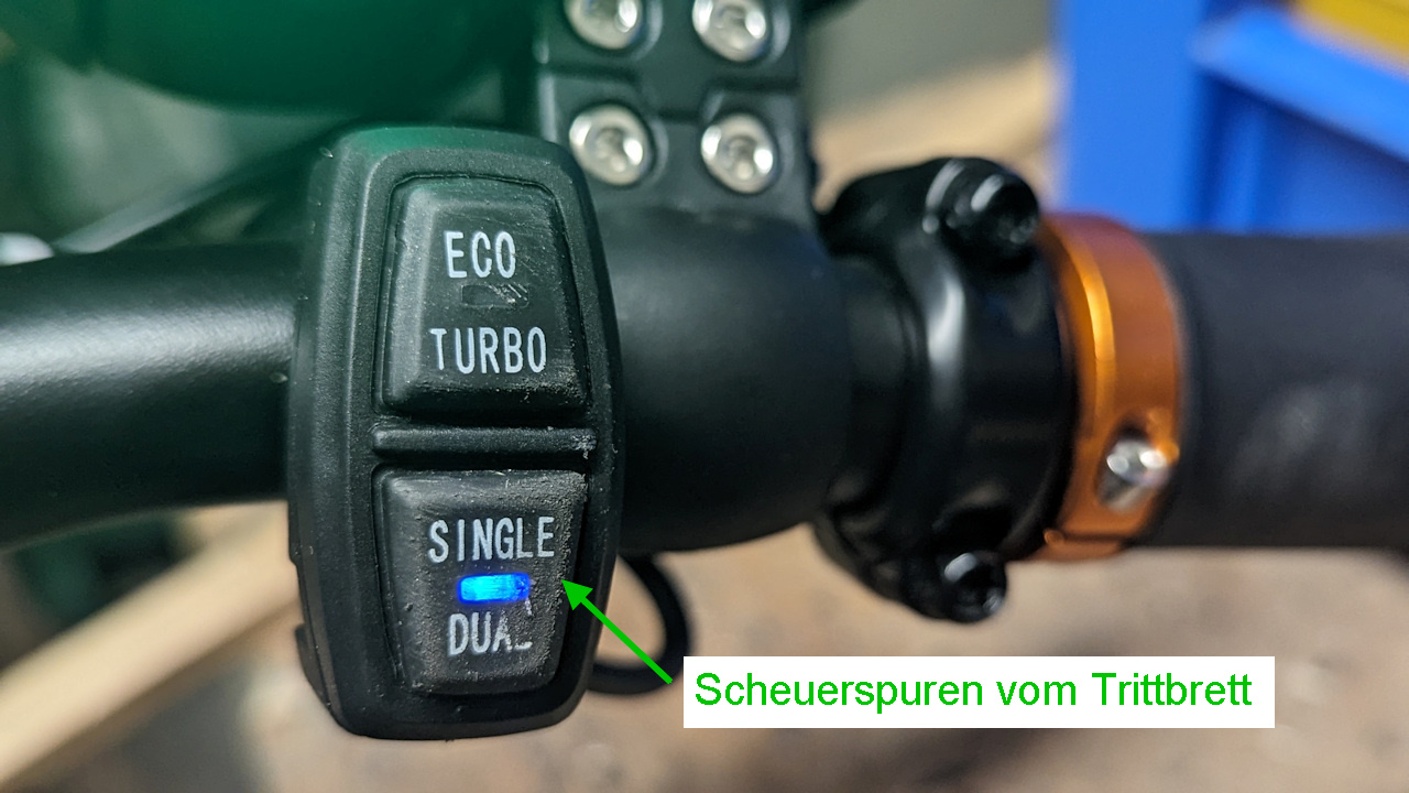 Nahaufnahme der Eco Turbo und Single Dual Knöpfe vom Driveman 2.0 eRoller. 