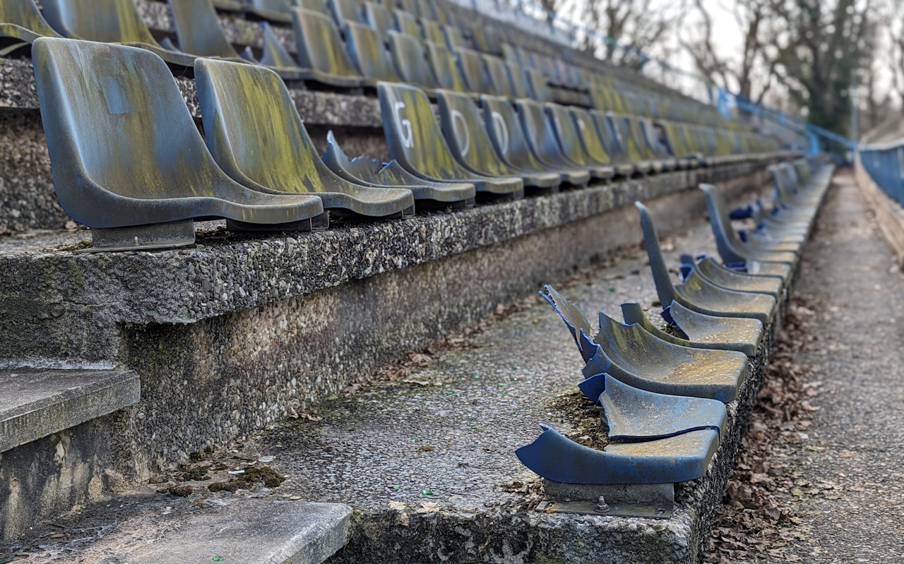 Kaputte Bestuhlung der Radrennbahn Hannover Wülfel 