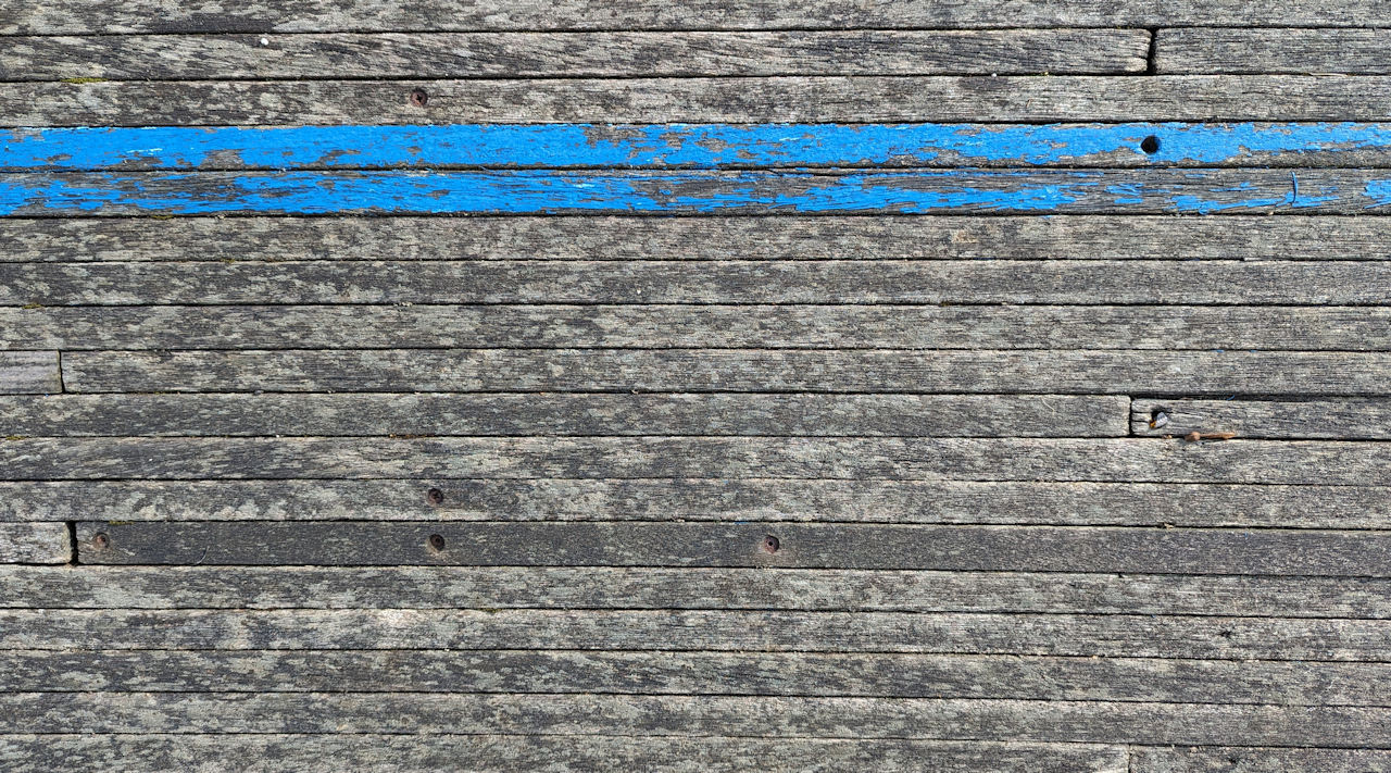 Detailaufnahme mit blauer Linie der Holzbahn Radrennbahn Hannover Wülfel 