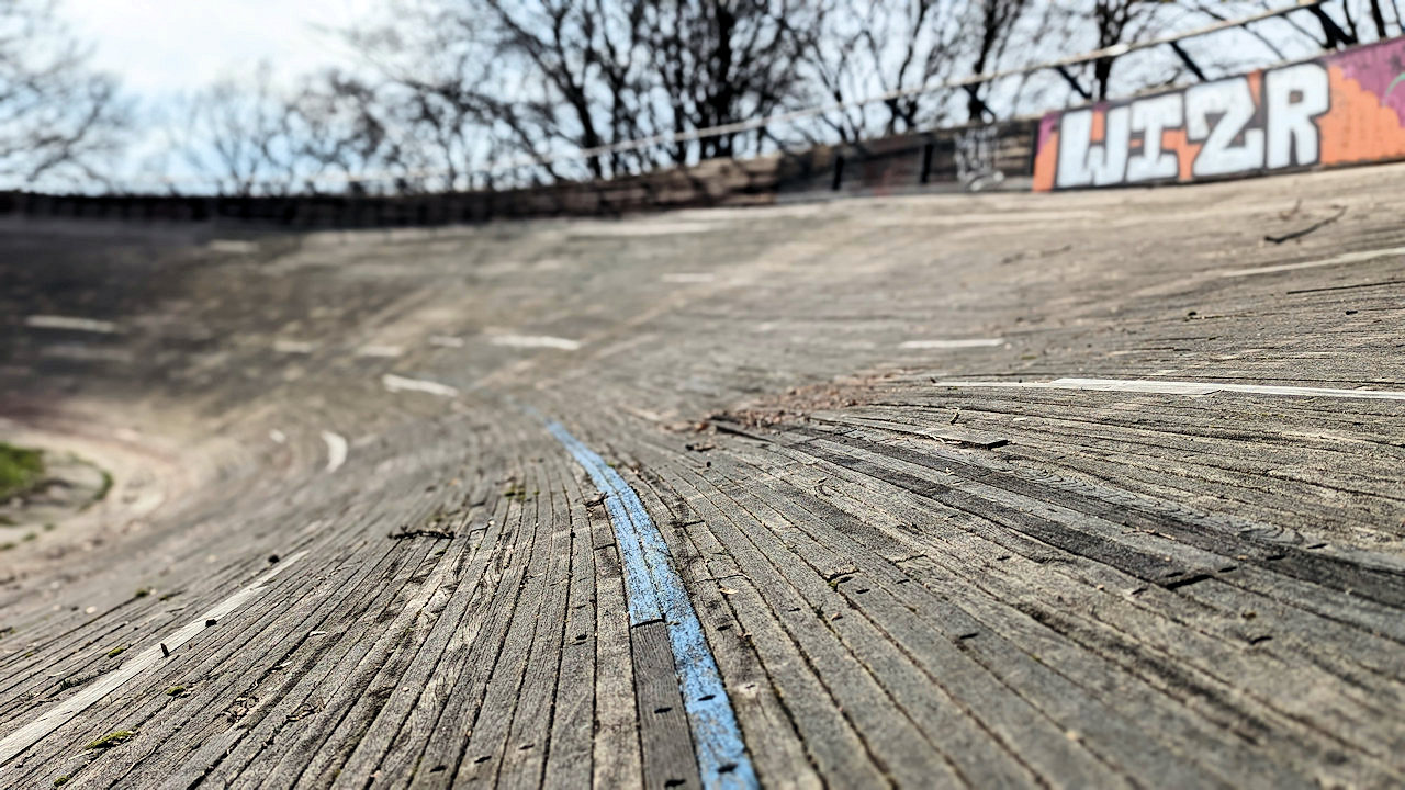 Detailaufnahme der verblichenen Holzbahn Radrennbahn Hannover 