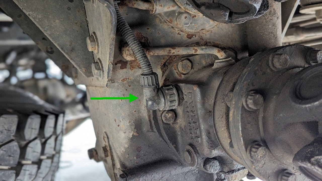 Sensor Differentialsperre im DAF T244 Mittelgetriebe, markiert durch einen grünen Pfeil