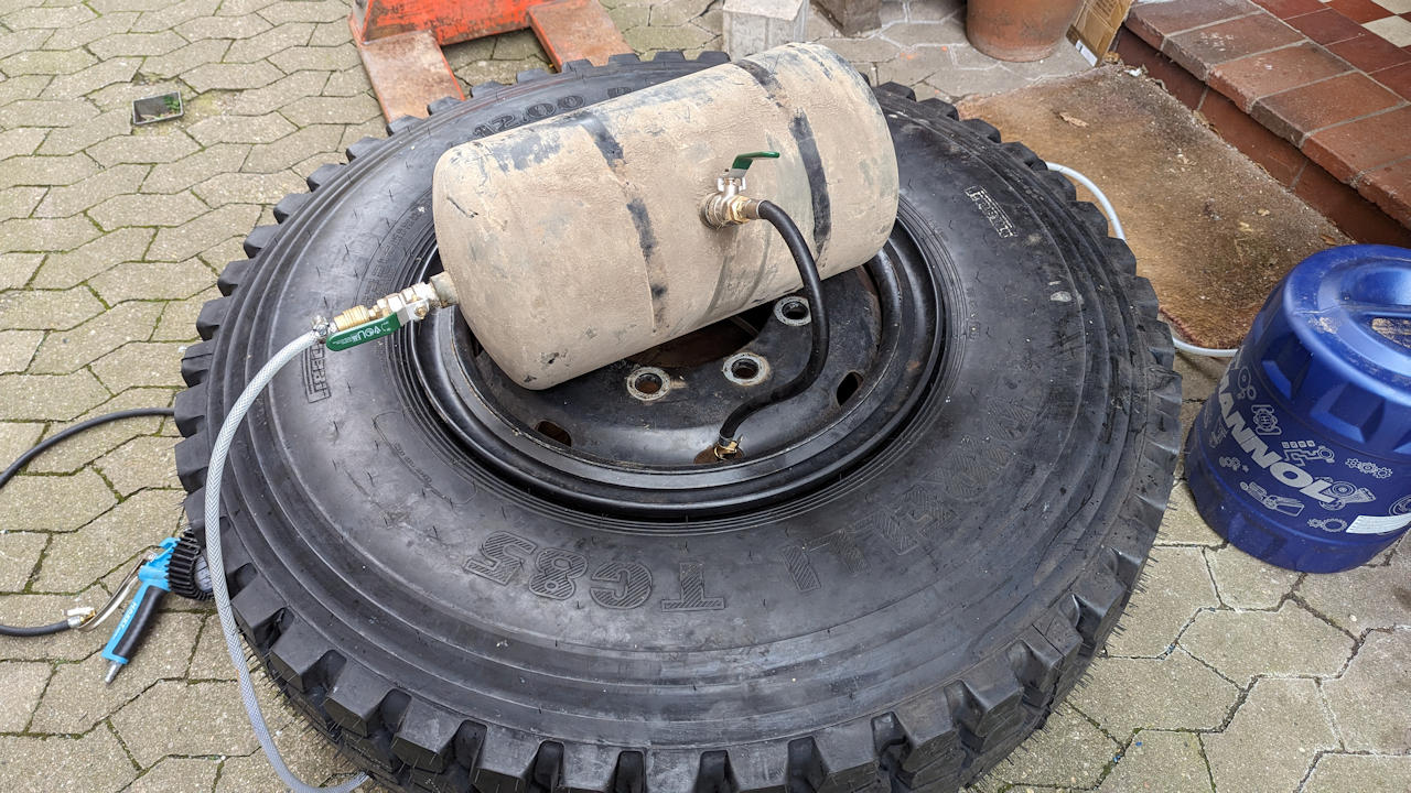 Improvisierter Reifenbooster aus einem alten Drucklufttank um einen LKW Reifen aufzupumpen. 