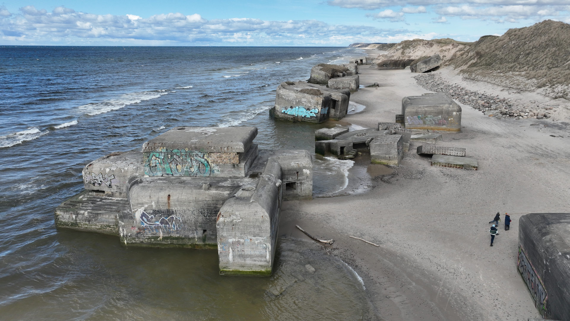 Luftaufnahme der Bunker Küstenbatterie am Strand von Lökken in Dänemark