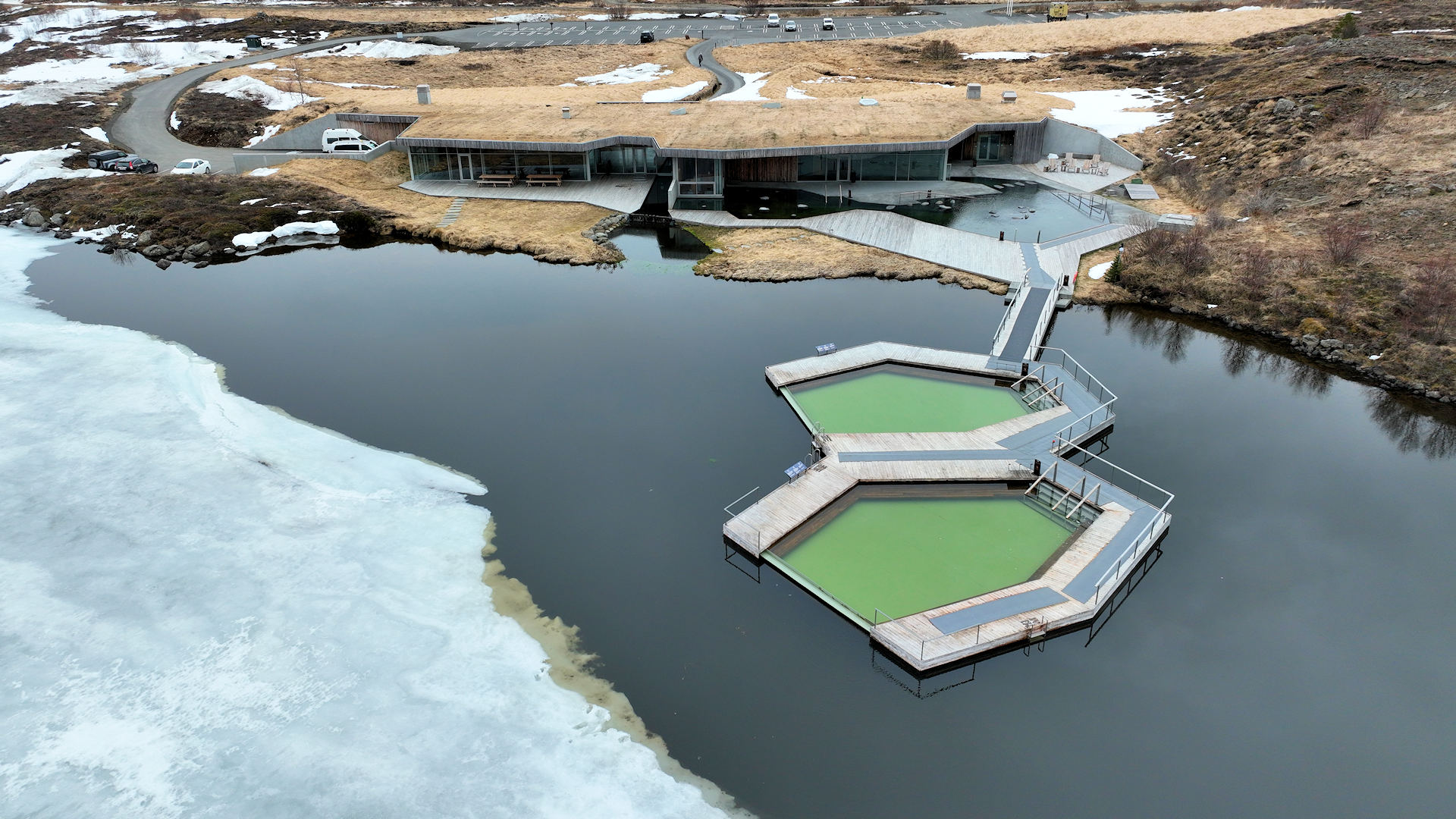 Luftbild Vök Baths nördlich von Egilsstadir mit zwei Thermalbecken mitten im See