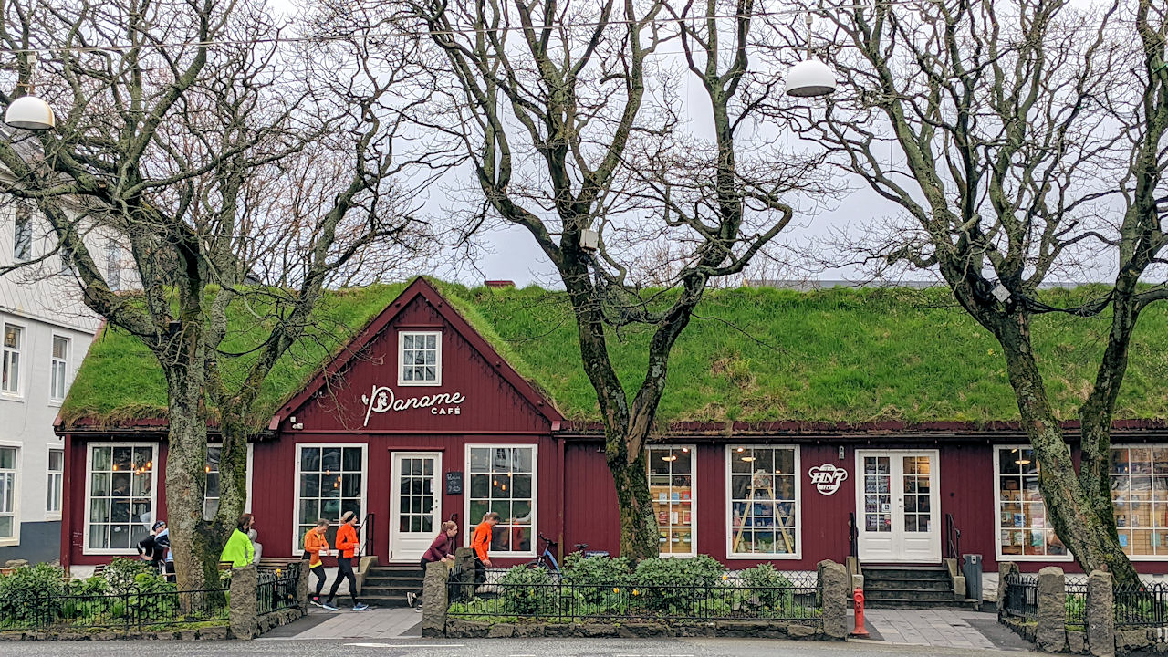 Cafe Paname mit Grasdach in Torshavn Färöer Inseln 