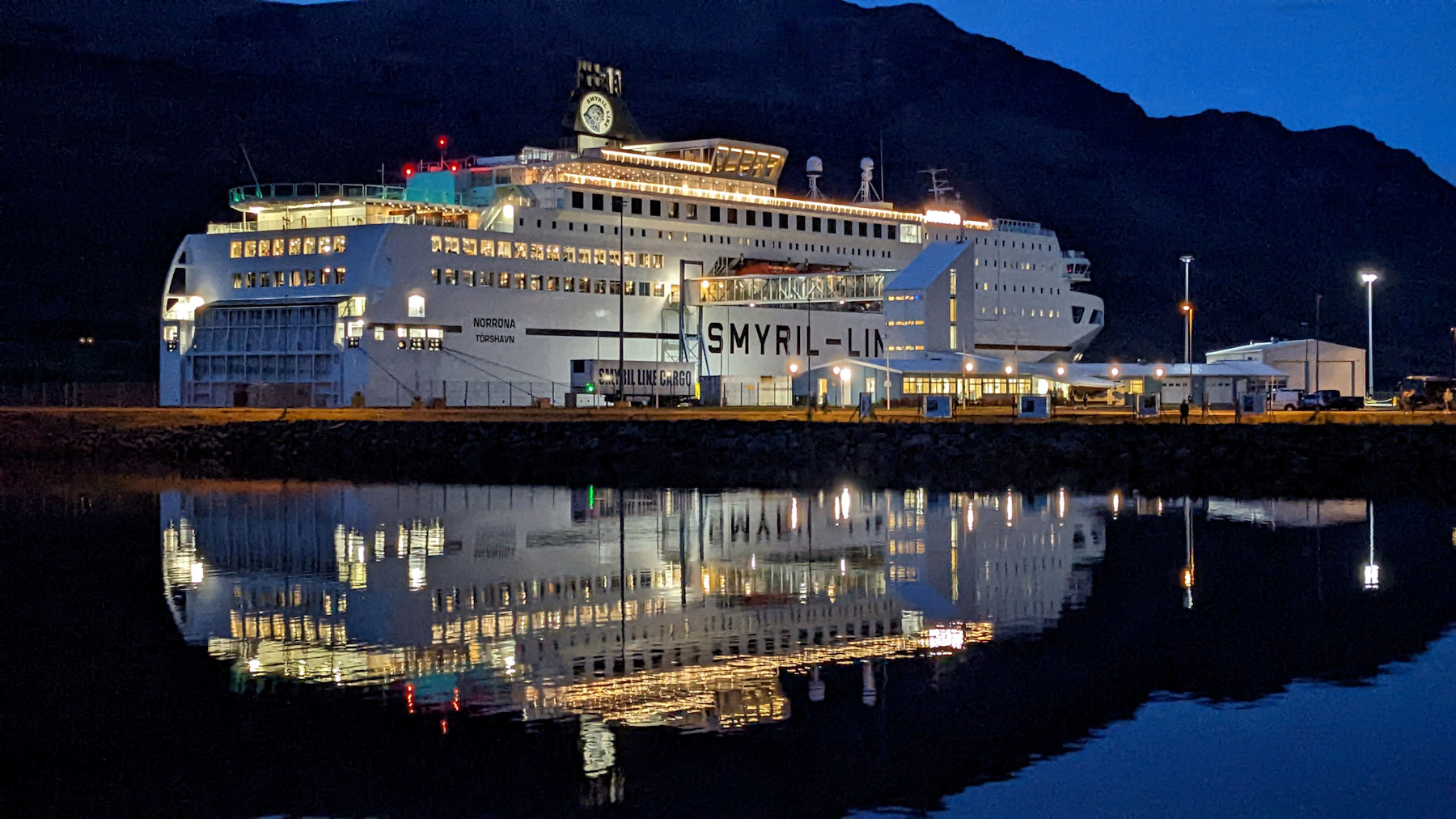 Schiff Norröna hell erleuchtet fotografiert bei Nacht