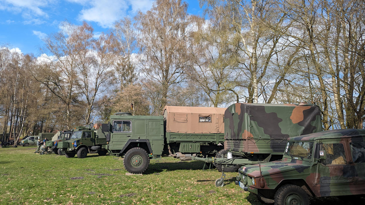 Olivgrüne Militärfahrzeuge auf dem Militärfahrzeugtreffen Hepstedt