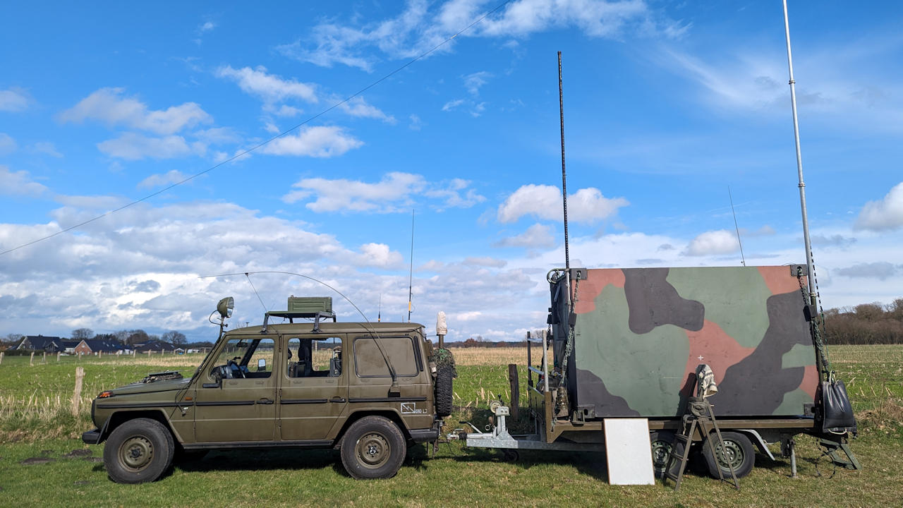 Amateurfunker mit Wolf und Funkstation im Anhänger auf dem Militärfahrzeugtreffen Hepstedt