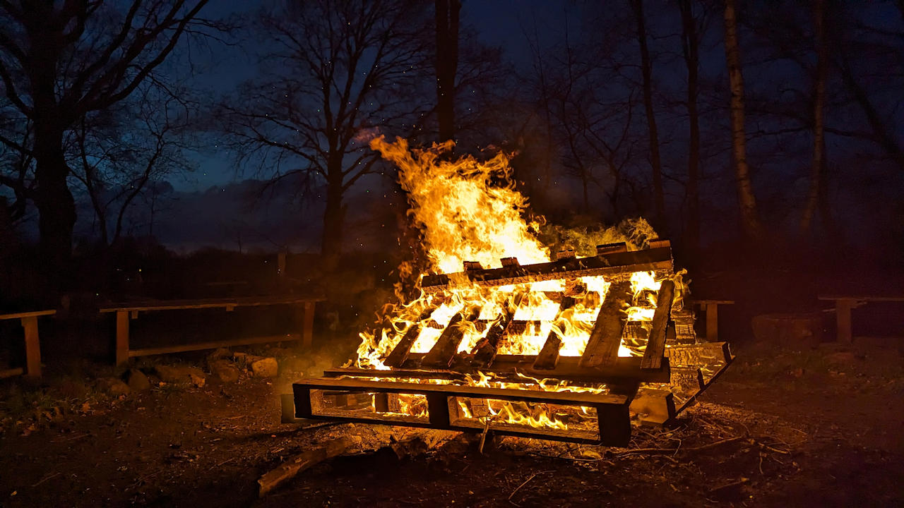 Lagerfeuer mit Einwegpaletten