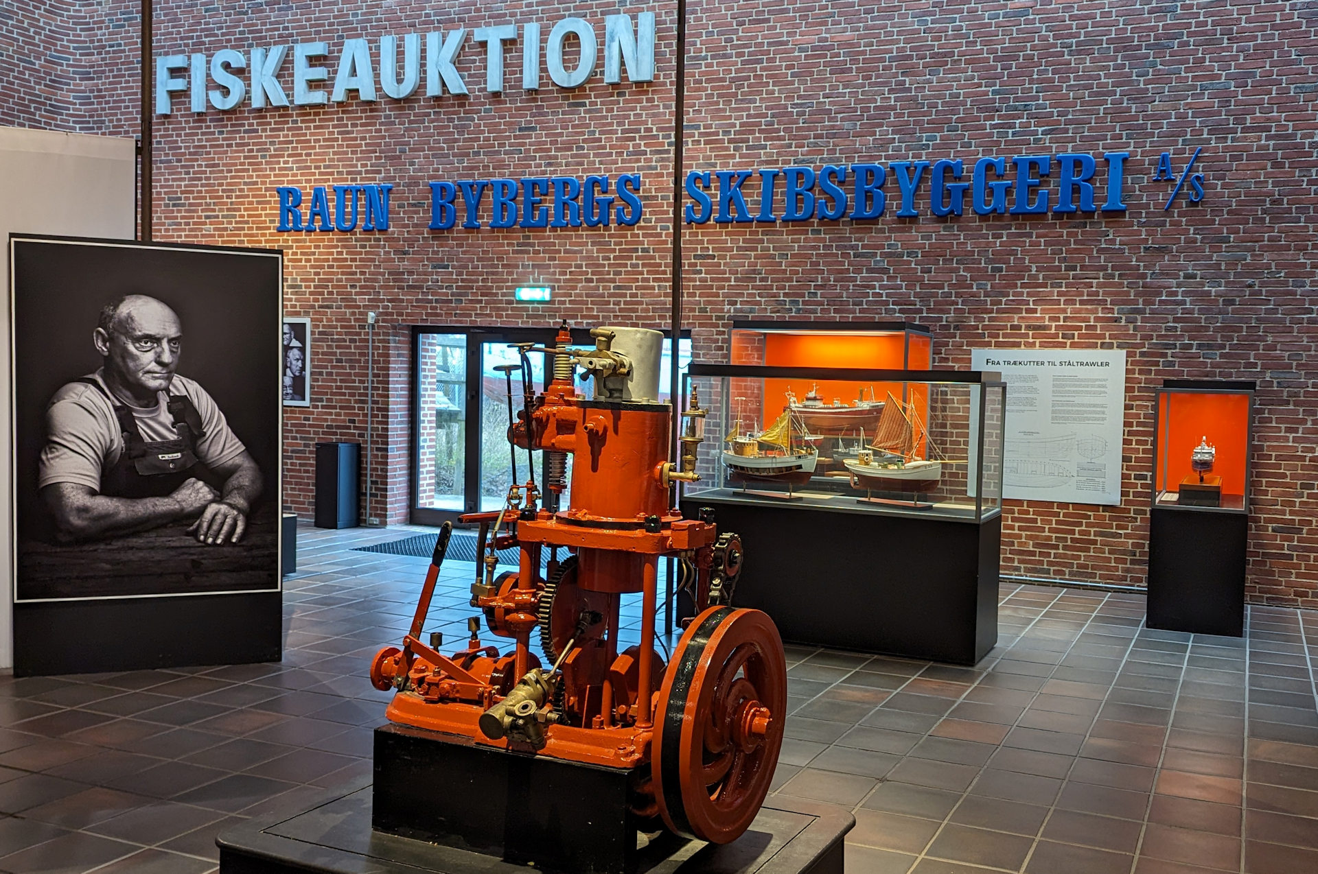 Fischereimuseum Esbjerg, innen Ausstellung mit Schiffsmodellen und einem Motor