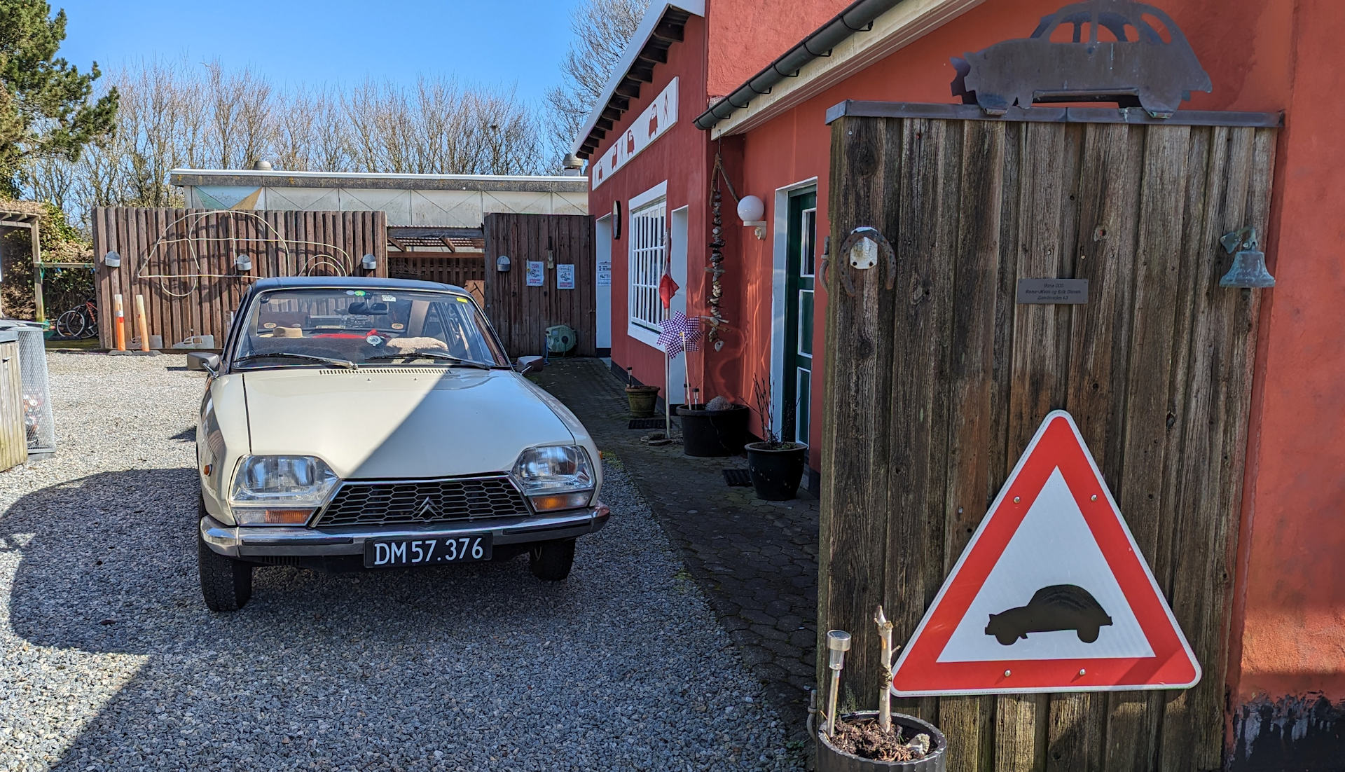 Hof vom Citroen Museum Sønderho mit beigem Citroen GS 