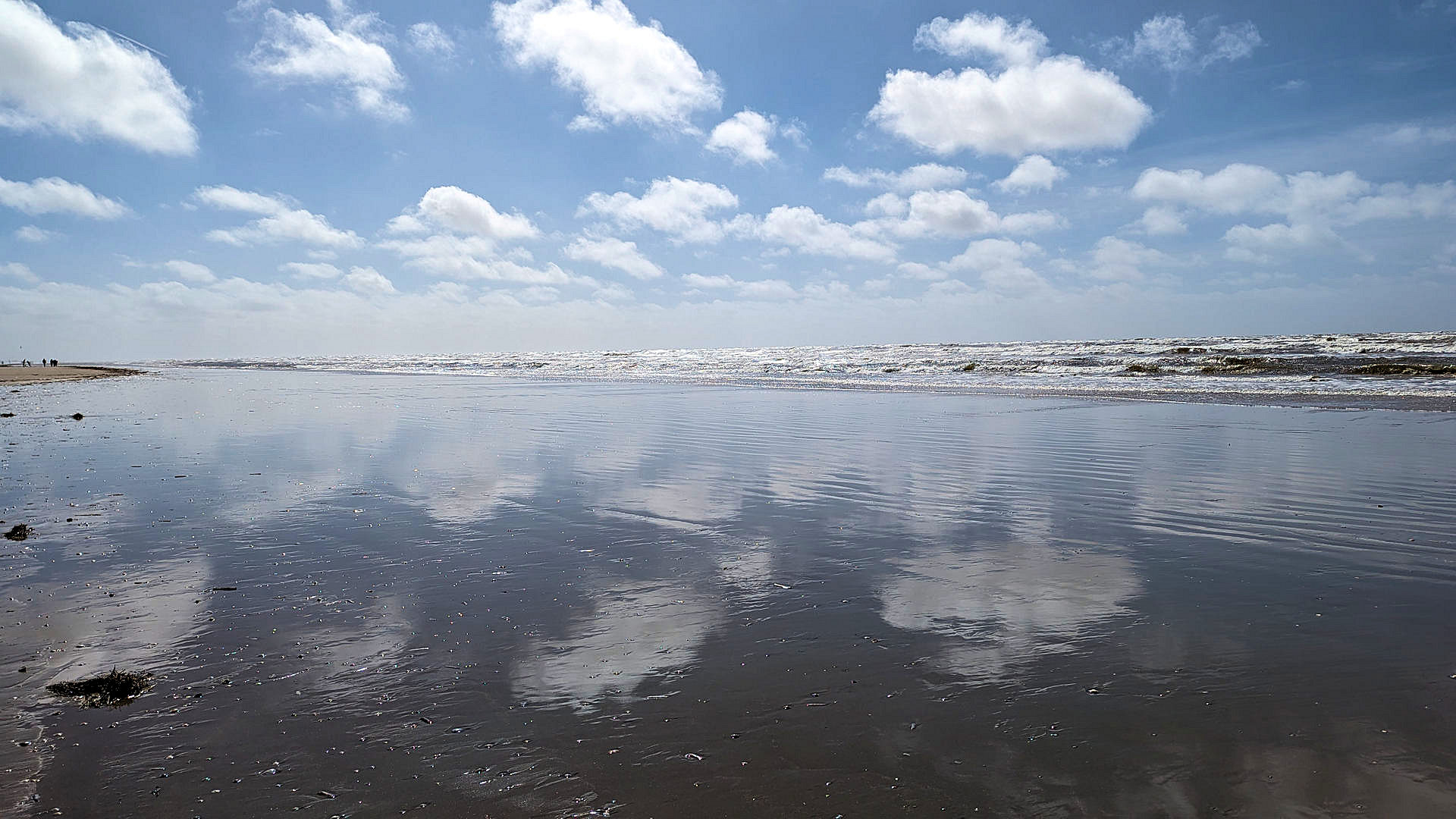 Überspülter Strand und blauer Himmel auf Fanø Dänemark