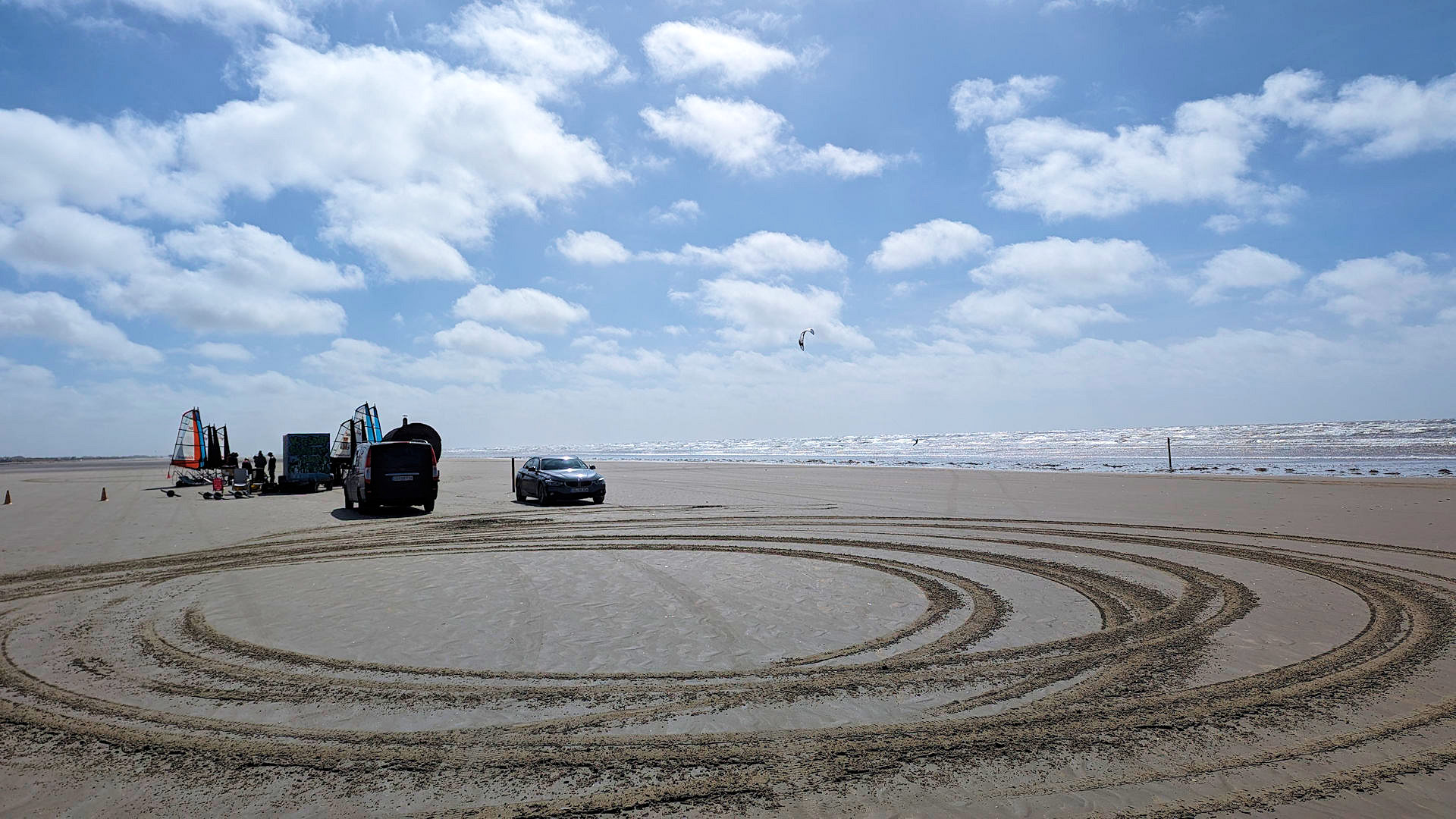 Runde Kreise im Sand von Autos Sandstrand Fanö