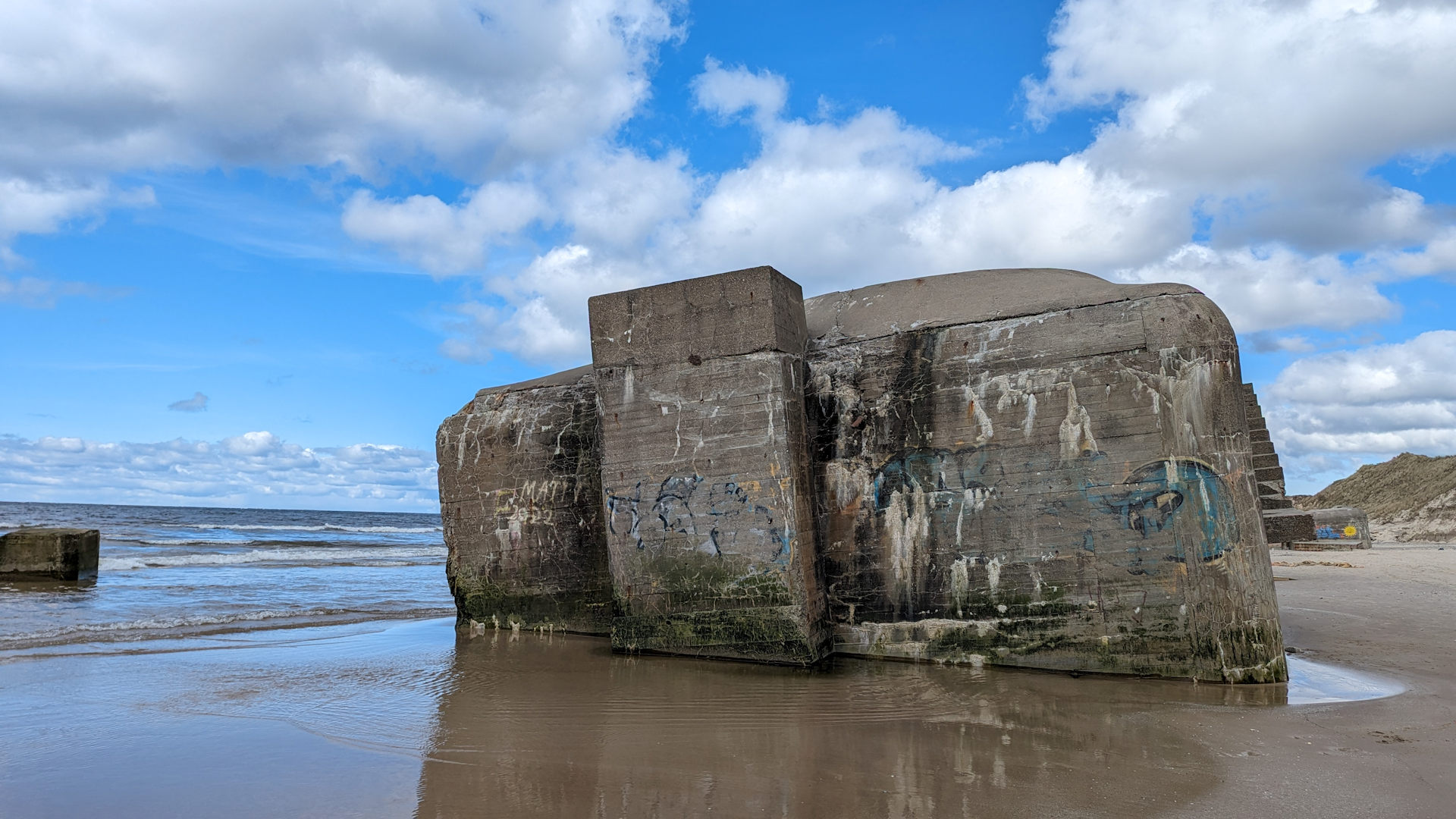 Bunker Lökken am Strand mit blauem Himmel