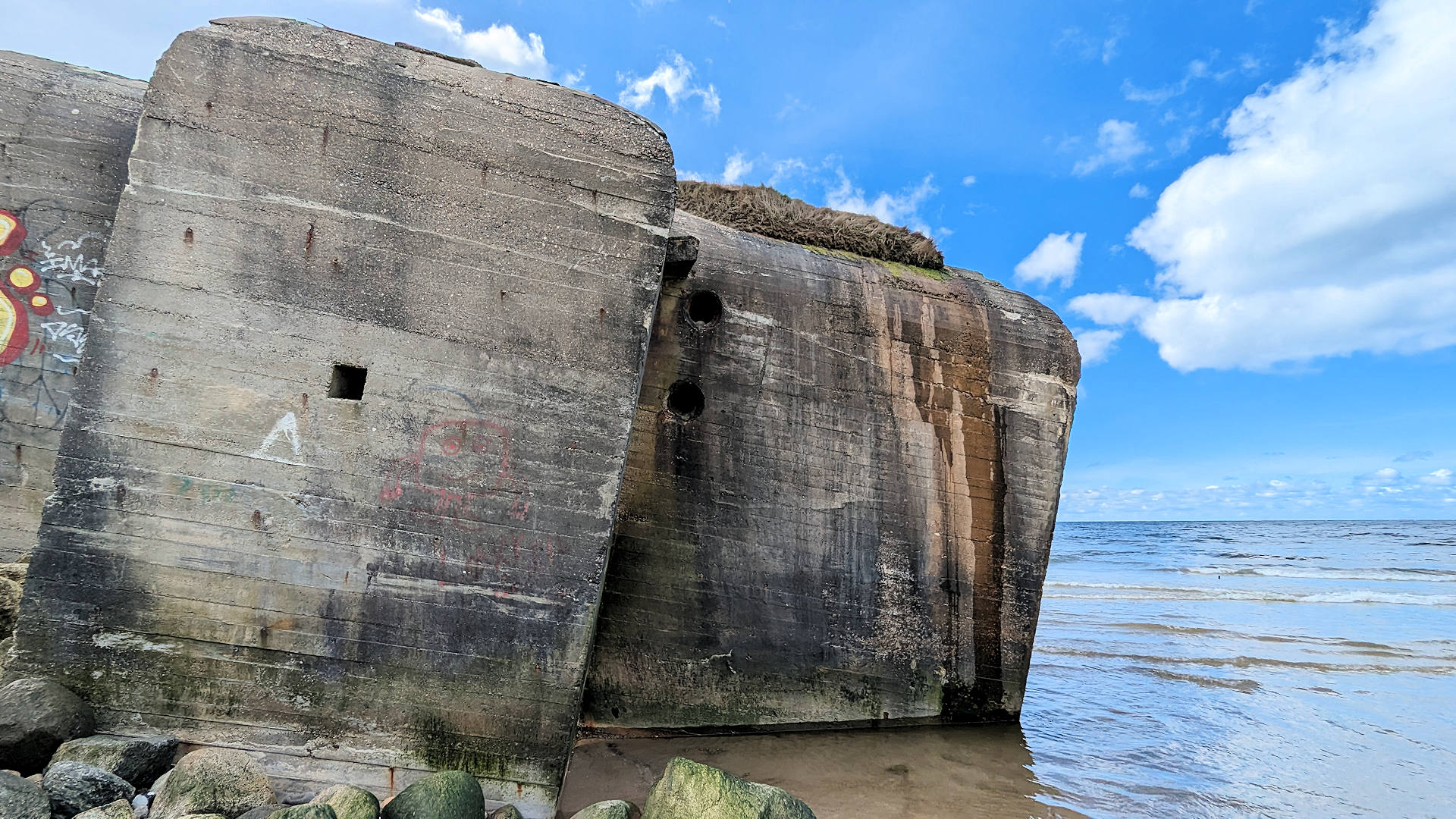 Schräg halb im Meer stehender Beton Bunker in Lökken