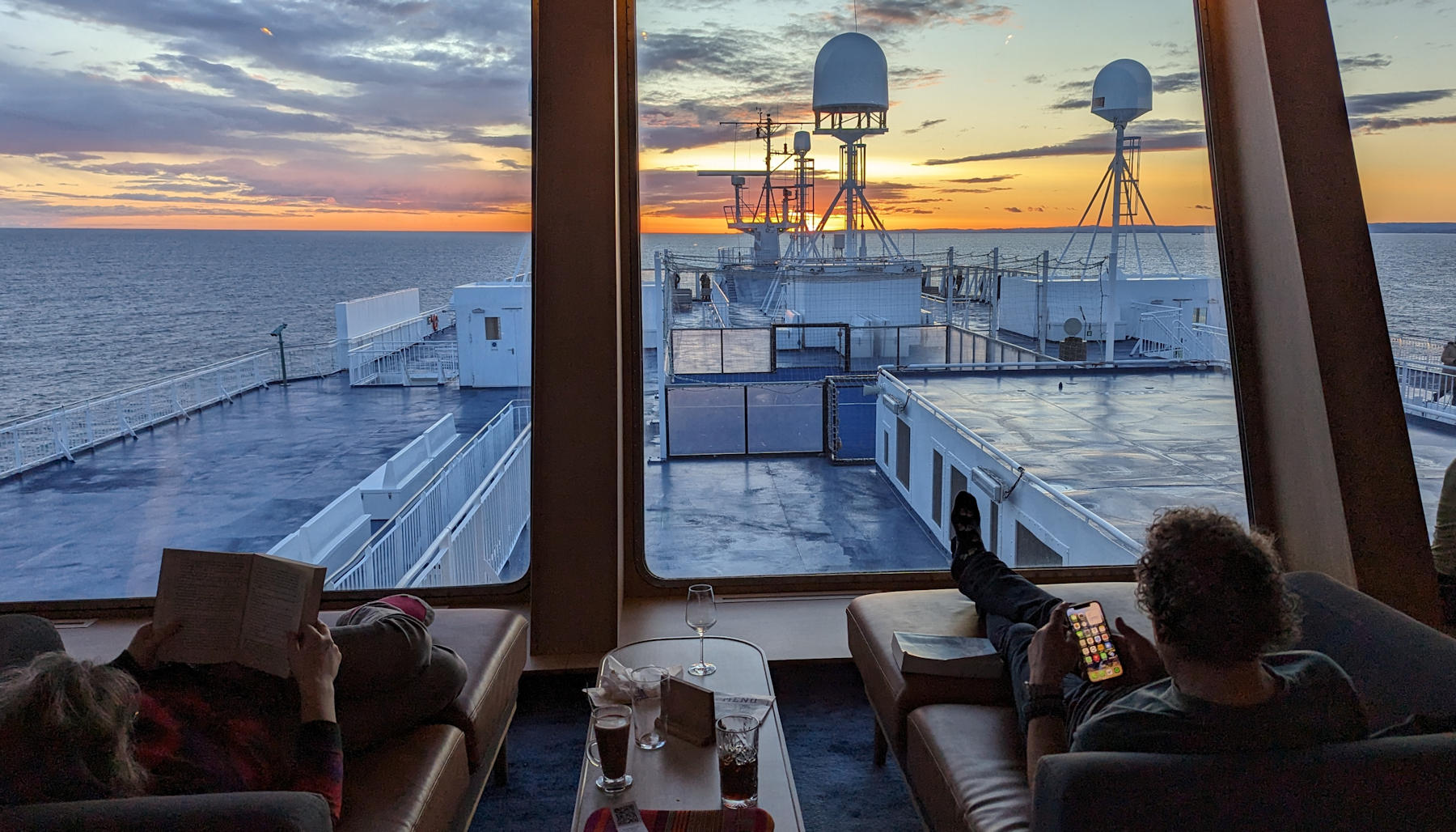 Sonnenuntergang an Bord der Norröna von der Laterna Bar Deck 10 aus betrachtet